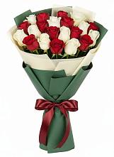 Букет Микс из красных и белых роз в Верхнее Синячихе