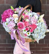Композиция солнечный день в Верхнее Синячихе Цветочная композиция из Розы, Хризантемы, Пионы и Лизиантусы в корзине в Верхнее Синячихе