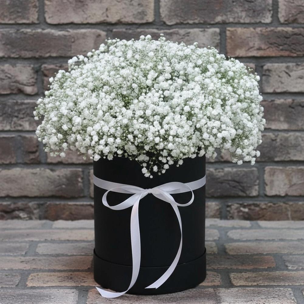 Цветочная композиция из Гипсофила в шляпной коробке в Верхнее Синячихе