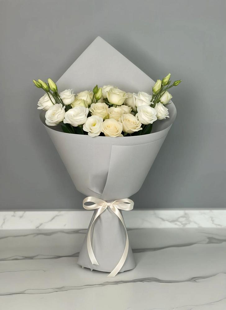 Букет цветов из: Розы и Лизиантусы в Верхнее Синячихе