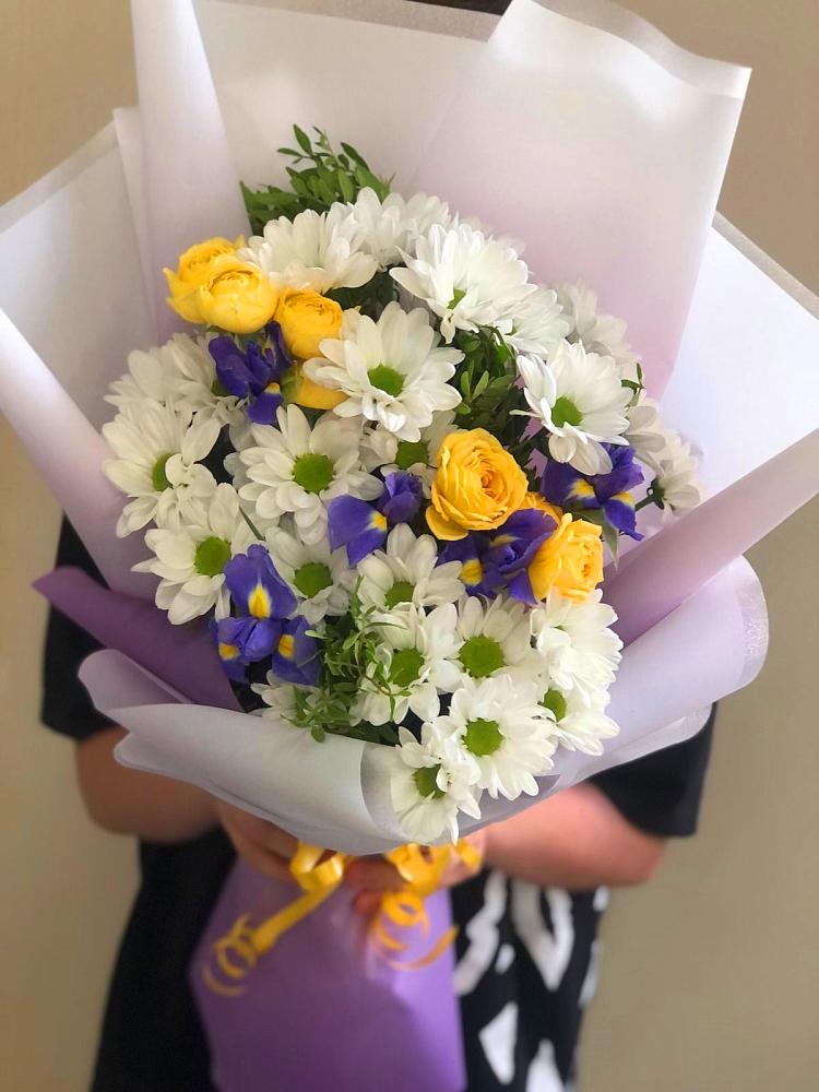 Букет цветов из: Ирисы, Хризантемы и Розы в Верхнее Синячихе