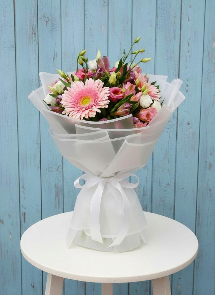 Букет цветов из: Герберы, Альстромерии и Лизиантусы в Верхнее Синячихе