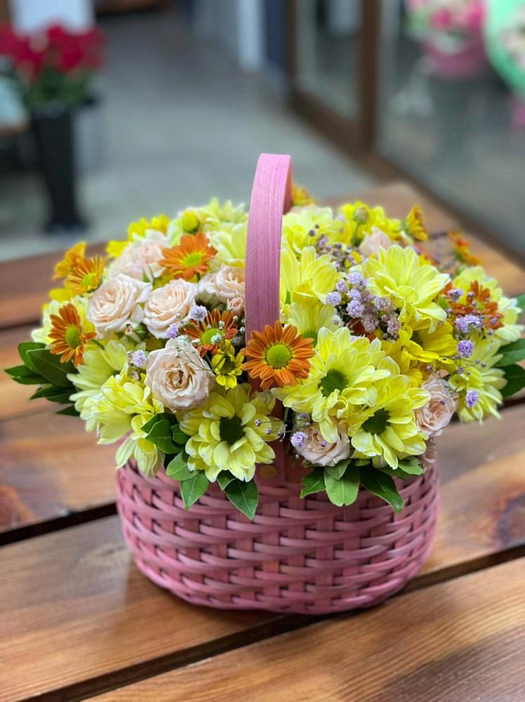 Цветочная композиция из Хризантемы и Розы в корзине в Верхнее Синячихе