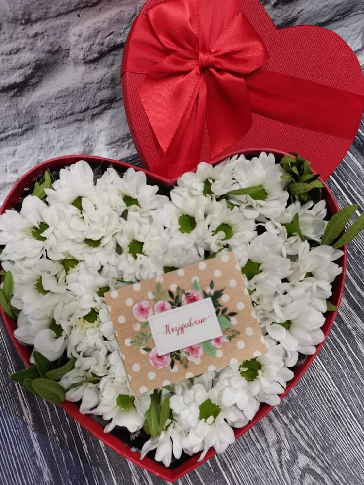 Цветочная композиция из Хризантемы в виде сердца в Верхнее Синячихе