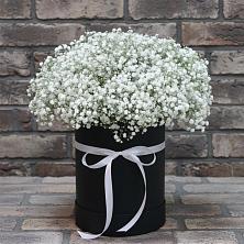Цветочная композиция из Гипсофила в шляпной коробке в Верхнее Синячихе