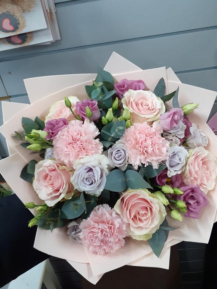 Букет цветов из: Розы, Гвоздики и Лизиантусы в Верхнее Синячихе