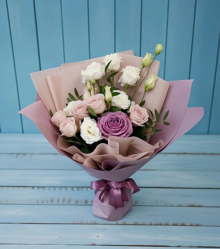 Букет цветов из: Розы и Лизиантусы в Верхнее Синячихе